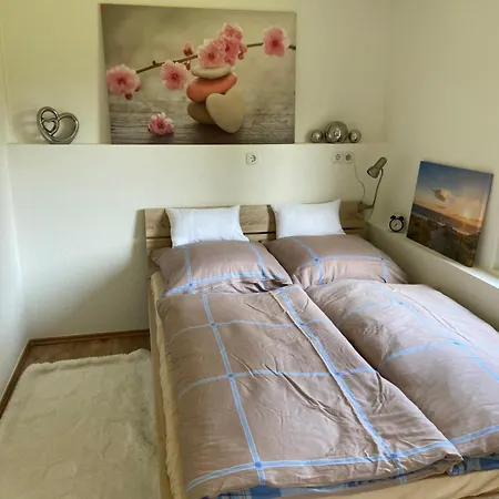 Carogruen In Erfurt-gemuetlich-sonnig-kueche-bad-garten-parken-pool-sauna-wlan * إرفورت