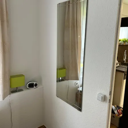 Carogruen-gemuetlich-sonnig-kueche-bad-ruhe-garten-parken-pool-wlan Apartment