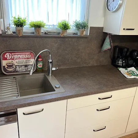 Apartament Carogruen In Erfurt-gemuetlich-sonnig-kueche-bad-garten-parken-pool-sauna-wlan *